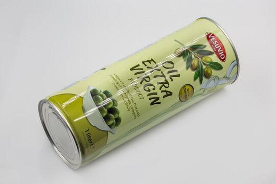 Vesuvio Extra Virgin Olive Oil 1 liter metal tin closeup.