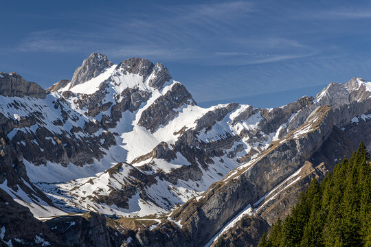 Meglisalp mit Kapelle Maria zum Schnee und im Hintergrund der zweith&ouml;chste Gipfel Altmann im Appenzell, Schweiz