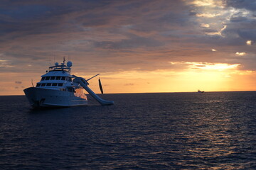 Obraz premium Sunset Yacht