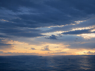 Obraz premium Cinematic Ocean Beneath a Cloudy Evening Sky
