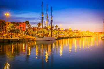 Naklejka premium Port Vell and embankment illumonated at night, Barcelona, Spain