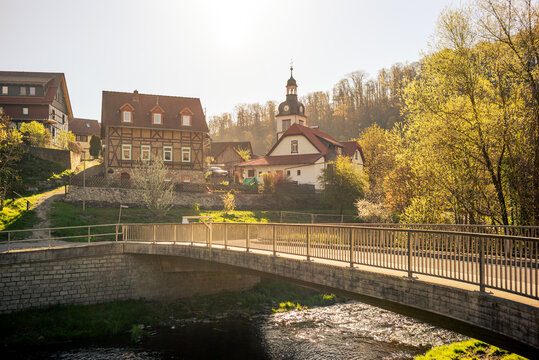 Br&uuml;cke mit Blick auf Neuwerk im Harz. Wanderung entlang des Harzer Hexenstieges