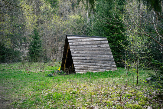 Kleine Schutzh&uuml;tte im Wald