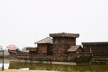 Obraz premium Historic waterside fort reflected in a broad calm river.