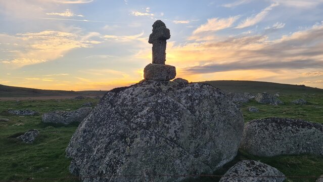 Une belle croix de mission en granit quelque part sur le plateau de l'Aubrac au coucher du soleil (Aubrac loz&eacute;rien)