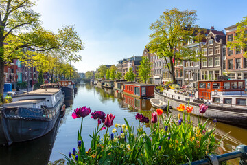 Fototapeta na wymiar Traditional Dutch architecture and canals in Jordaan district, Amsterdam, Netherlands