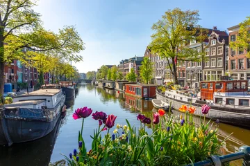 Traditional Dutch architecture and canals in Jordaan district, Amsterdam, Netherlands © Mistervlad