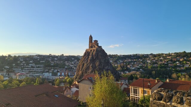 Le rocher Saint-Michel d'Aiguilhe et sa magnifique chapelle vus depuis le pied du Rocher Corneille (Haute-Loire, Auvergne, France)