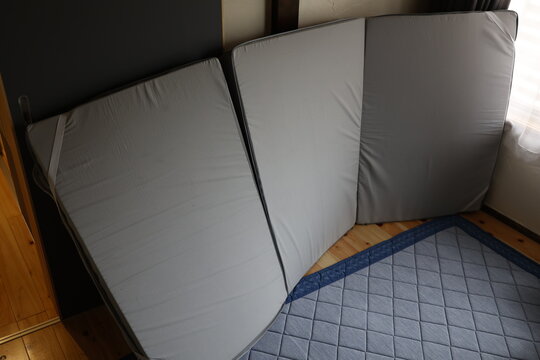 布団を干すためにマットレスを立てかけた。屋内。湿度管理。