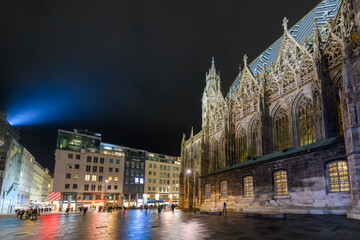 Fototapeta premium Evening view of an illuminated St. Stephen's Cathedral and Stephansplatz square in the medieval old town of Vienna, Austria.