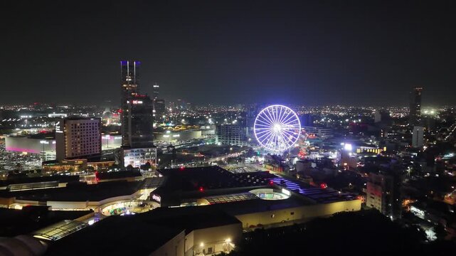 Vista a&eacute;rea nocturna de la ciudad de Puebla M&eacute;xico, skyline, Noria, Rueda de la fortuna y edificios. Luces de noche. Iluminaci&oacute;n nocturna, ciudad de noche. (5)