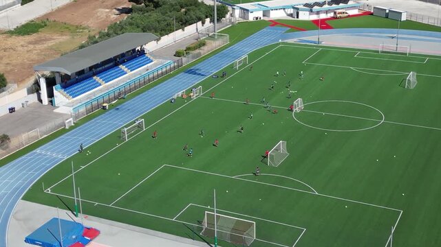 campo da calcio il erba sintetica visto dall'alto