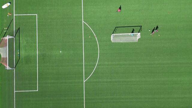 campo da calcio il erba sintetica visto dall'alto