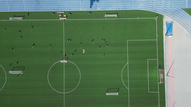 campo da calcio il erba sintetica visto dall'alto
