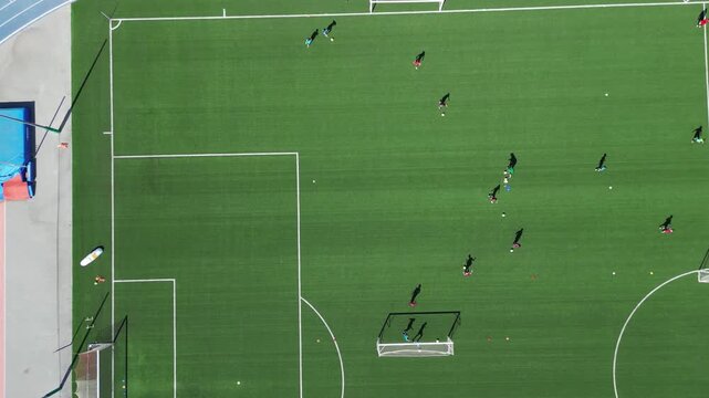 campo da calcio il erba sintetica visto dall'alto
