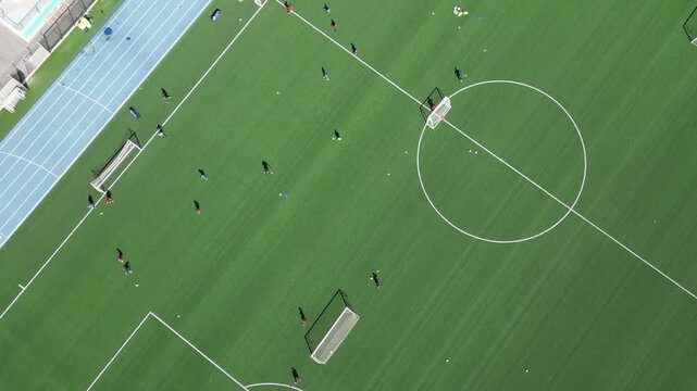 campo da calcio il erba sintetica visto dall'alto