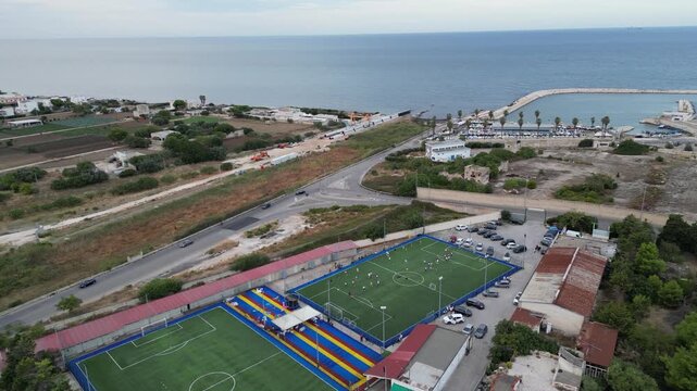 campo da calcio il erba sintetica visto dall'alto