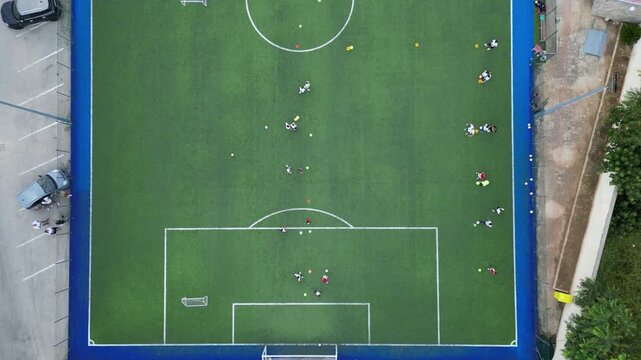 campo da calcio il erba sintetica visto dall'alto