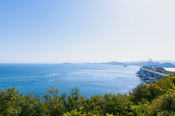 淡路島の鳴門海峡と鳴門大橋 © awajista