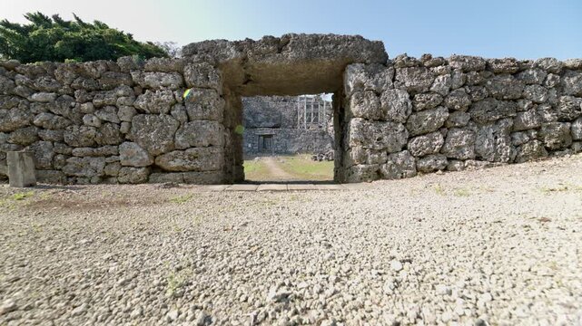琉球王国の面影を残す重厚な石垣と石門、沖永良部島「世之主の墓」の歴史的風景
