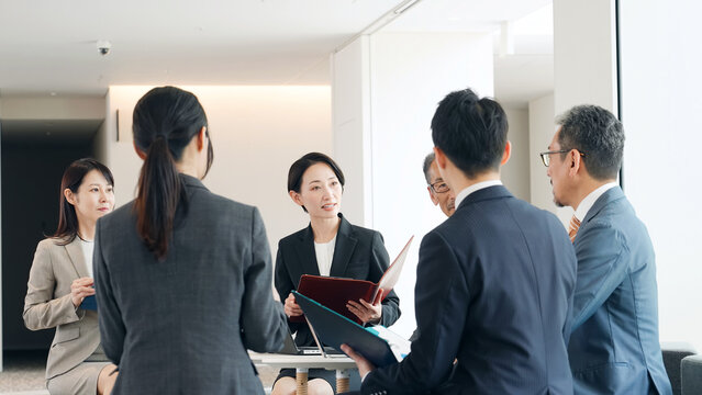 会議、ミーティング、ビジネス、経営、チームワーク、人材、会話、コミュニケーション、商談、取引、ディール、仕事、オフィス、職場、企業、会社員、サラリーマン、ビジネスパーソン、ビジネスマン、男性、女性、日本人、コンサルタント、コンサルティング、アドバイザー、秘書、通訳、顧問、アシスタント、キャリアウーマン、戦略、チームビルディング、グループ、協力、団結、エンゲージメント、笑顔、働く、しごでき、キャリア