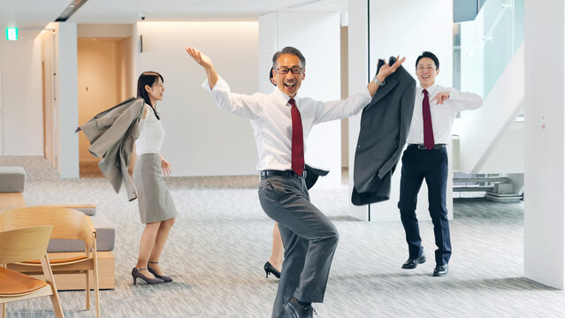 オフィスでダンスする男女ビジネスパーソンのグループ