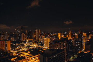 Fototapeta premium Paisagem Urbana Noturna de Curitiba com Luzes de Rua Douradas