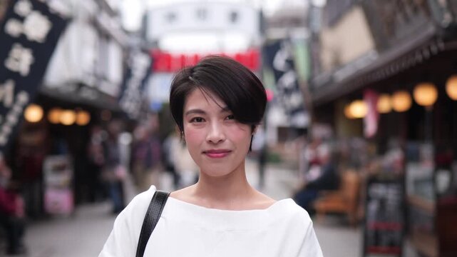 観光地で微笑む女性のズームインポートレート