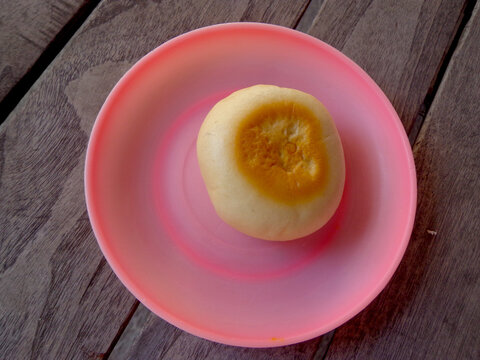 A round snack called bakpia originates from the city of Yogyakarta. It is served on a plastic plate