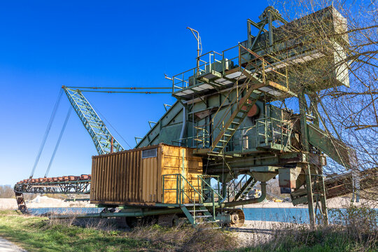 Grosser Bagger in einem Kieswerk in Bayern