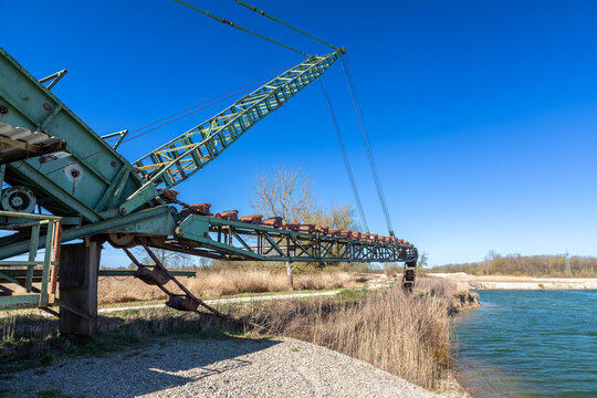 Grosser Bagger in einem Kieswerk in Bayern