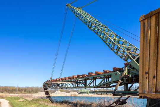 Grosser Bagger in einem Kieswerk in Bayern