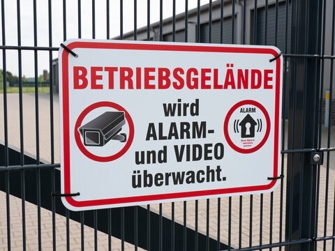  Information und Warnung - Betriebsgel&auml;nde wird &uuml;berwacht - Firma sch&uuml;tzt sich per Alarm und Video