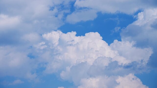どこまでも続く青空：希望と未来を象徴するダイナミックな夏雲