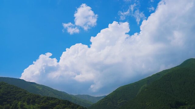 日本の美しい自然：深緑の山並みとダイナミックな夏の空