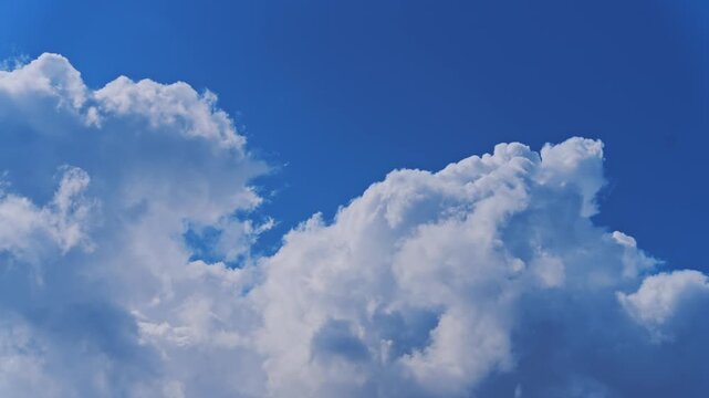 躍動する夏の空：未来への希望と変化を感じさせる白い雲のタイムラプス