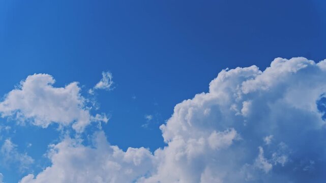 躍動する夏の空：未来への希望と変化を感じさせる白い雲のタイムラプス