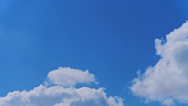躍動する夏の空：未来への希望と変化を感じさせる白い雲のタイムラプス