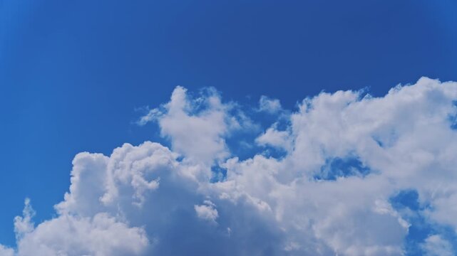 躍動する夏の空：未来への希望と変化を感じさせる白い雲のタイムラプス