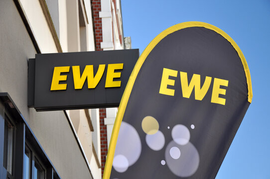 EWE Reklameschilder vor dem Gesch&auml;ft Nahaufnahme