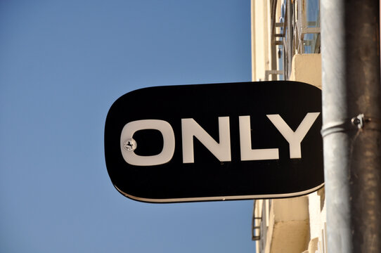 ONLY Filiale Werbung an dem Gesch&auml;ft f&uuml;r hochwertige Kleidungsst&uuml;cke