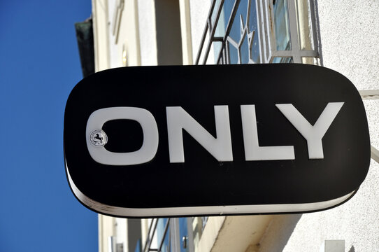 ONLY Filiale Werbung an dem Gesch&auml;ft f&uuml;r hochwertige Kleidungsst&uuml;cke