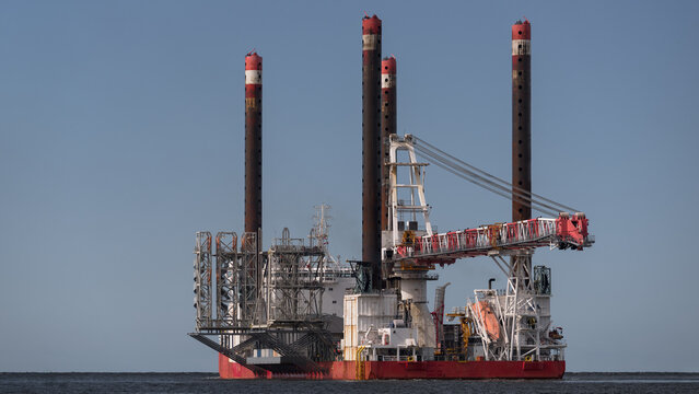 SEPCIALIZED OFFSHORE SUPPORT VESSEL - Self-elevating offshore construction work platform with deck crane 