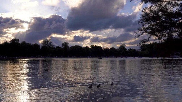 Vista panor&aacute;mica del lago del Parque del Retiro de Madrid al atrdecer. Espa&ntilde;a. Mayo de 2026.