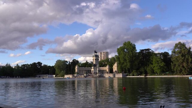 Vista panor&aacute;mica del lago del Parque del Retiro de Madrid, Espa&ntilde;a. Mayo de 2026.
