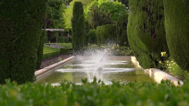 Detalle de una avenida con fuentes del Parque del Retiro de Madrid, Espa&ntilde;a. Mayo de 2026.