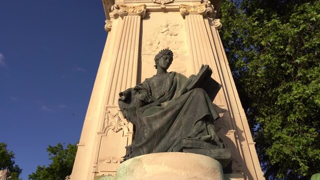 Detalle de la escultura aleg&oacute;rica de bronce que representa Las Ciencias en el Monumento a Alfonso XII del Parque del Retiro de Madrid.