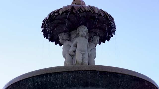 Detalle de la Fuente de la Alcachofa en el Parque del Retiro de Madrid, uno de los conjuntos ornamentales m&aacute;s conocidos del hist&oacute;rico jard&iacute;n madrile&ntilde;o.