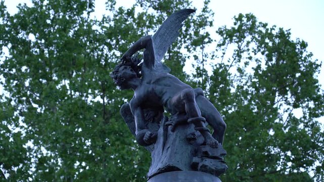 Detalle de la estatua del &Aacute;ngel Ca&iacute;do en el Parque del Retiro de Madrid, una singular escultura monumental inspirada en la ca&iacute;da de Lucifer.