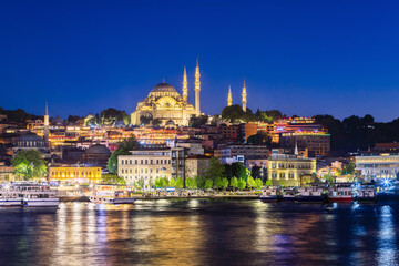 Obraz premium Istanbul, Turkey. View on Golden horn bay at night.